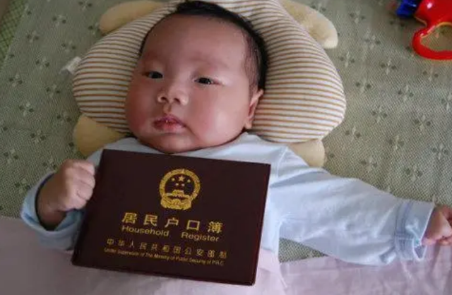 孩子姓“陈”，出生证被医生打错，宝妈看到后大喜：就这样不改了