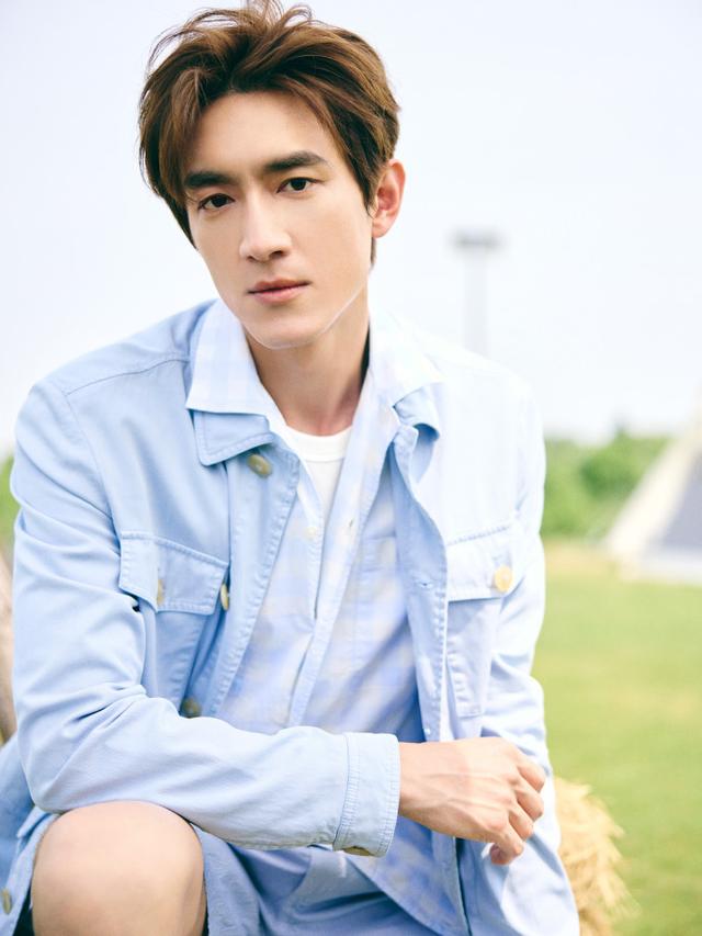 36岁林更新上戏报到被偶遇，拉推车领新书，大长腿超抢镜