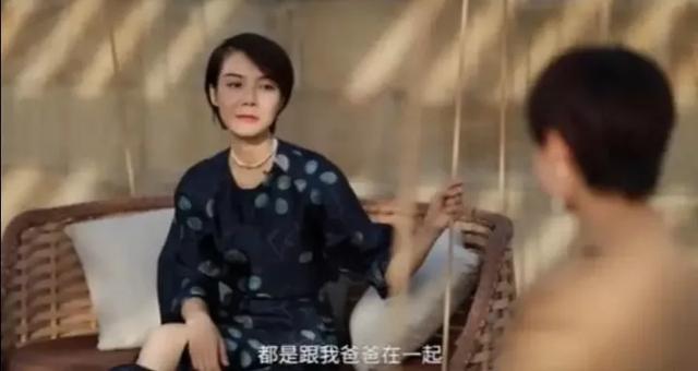 车晓与妈妈王丽云聚餐，促膝长聊关系好很多，但仍和爸爸更亲近