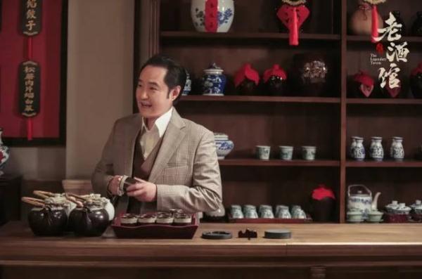 《老酒馆》最大反派早已出现，陈宝国还为其做过菜，只是无人识