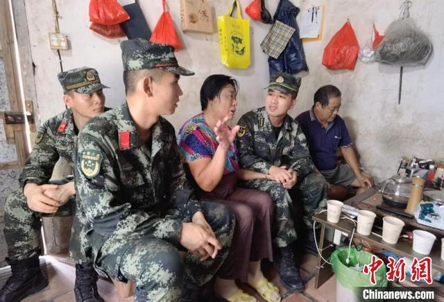 福建漳州：来自武警战士的重阳节陪伴