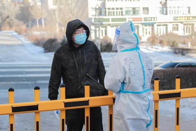 【抗疫一线】警察夫妻共战疫：一张合影 三分钟“邂逅”