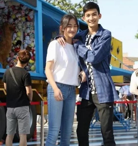 景岗山16岁女儿曝光！浓妆出镜五官像爹，戴4个耳钉被指过于早熟