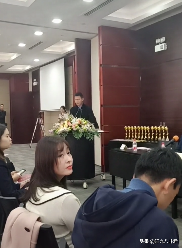 芒果台前一姐44岁舒高近照罕见曝光，气质吊打谢娜李湘