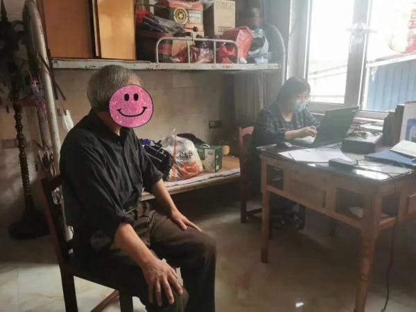 父去世母失踪、被烫伤被寄养……这个孩子现在怎样了？