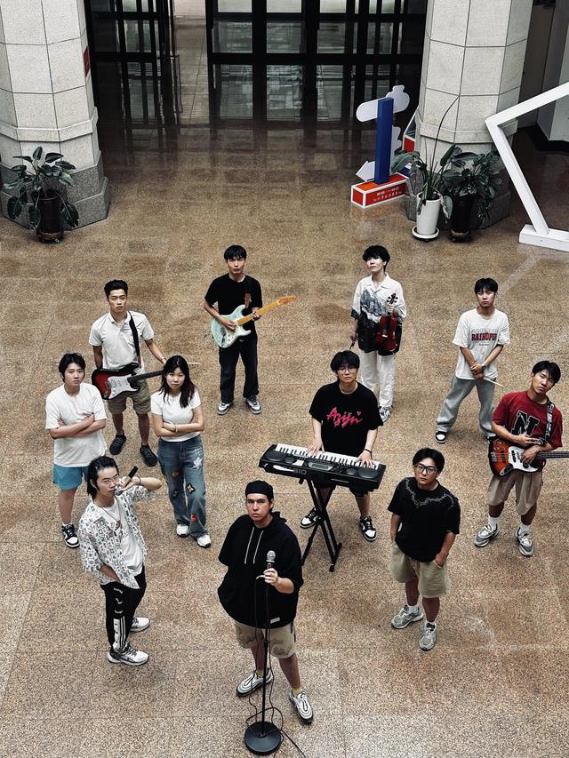 毕业有“晴天”：经历延期30天高考的学子表演刷屏网络背后