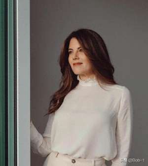 莱文斯基(51岁莱温斯基“回归”，成熟端庄却单身，和克林顿的过往仍有争议)