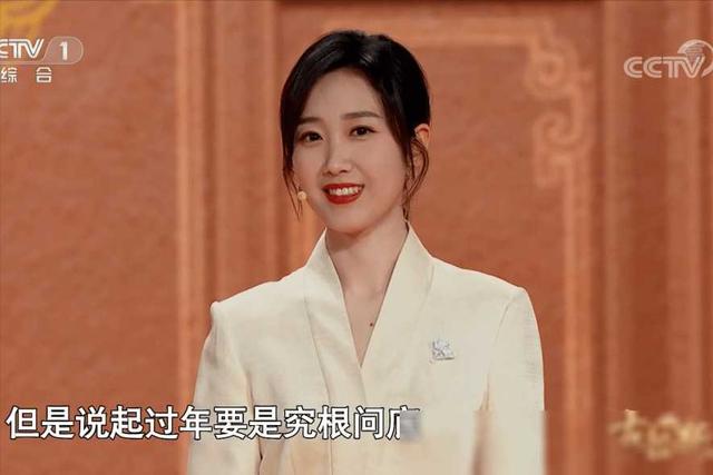 央视美女主持人王嘉宁：29岁嫁人，老公年轻帅气，爱情事业双丰