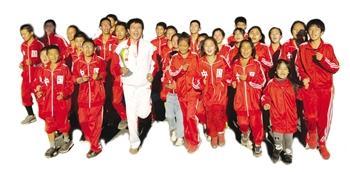 带着穷孩子跑出人生 体育教师25年让48孩子“跑”进大学