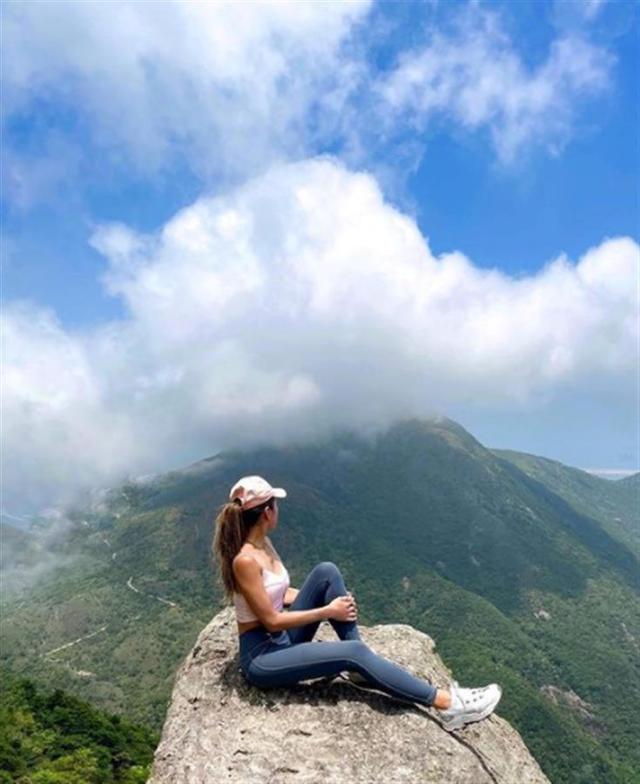 香港一女网红瀑布旁自拍不慎坠亡，曾因极限运动走红网络