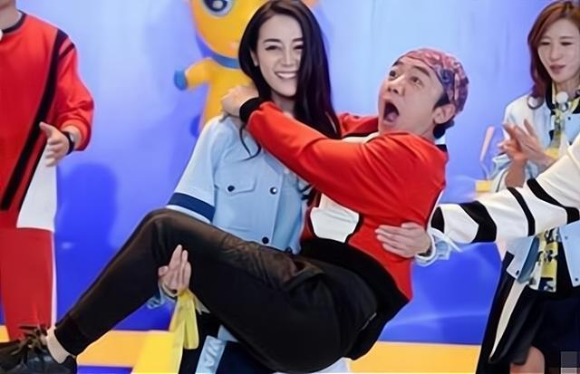 迪丽热巴的教科书式“公主抱”让人折服，也让不少男艺人为之汗颜