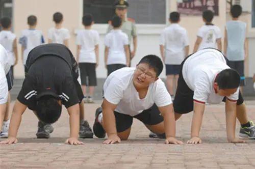 “年画娃娃”火了,小脸肉嘟嘟,网友:家长就喂了个脸?