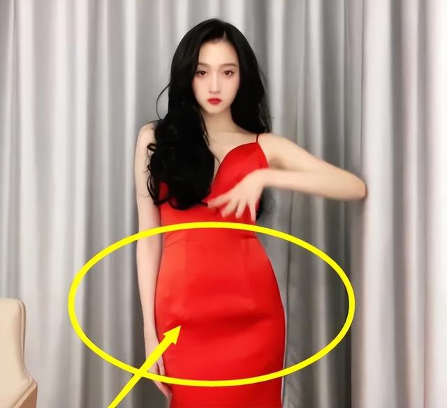 关晓彤在梁爽直播间跳瘦腿操，穿JK裙扎马步，疑似回应怀孕传闻