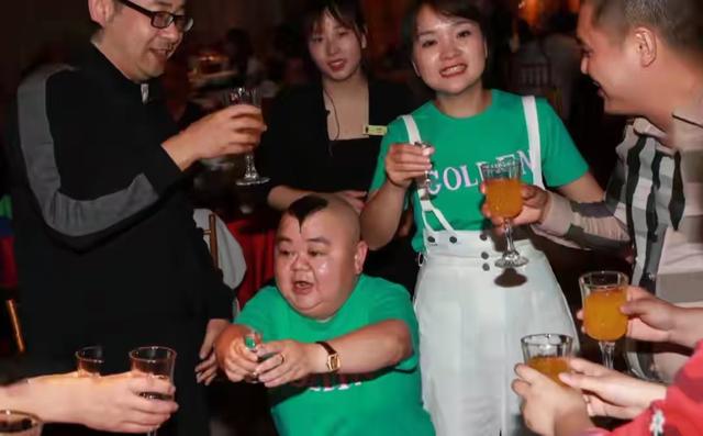 1米2男子娶1米65漂亮妻子，买7套房开豪车，妻子：我不图钱，图人