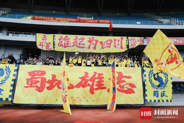 四川九牛冲超成功狂欢瞬间：队员脱衣拥抱，外援亲吻妻儿