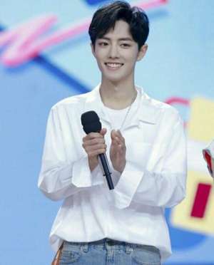 快乐大本营肖战(肖战参加《快本》，有谁注意他的“裤腿”？网友不觉得热吗？)