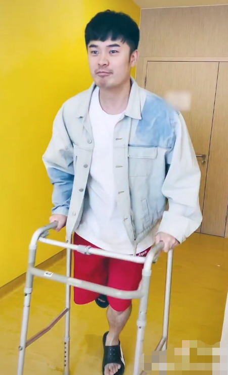 35岁陈赫手术后顺利出院！单腿蹦跳显滑稽，胡子拉碴脸消瘦不少