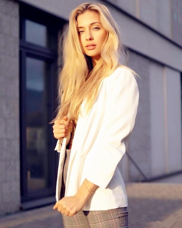德国顶级模特佐伊，粉丝过百万貌美如花，质感穿搭体现严谨文化