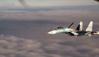 俄军图22坠毁是意外?在美军舰头上撒油玩杂技坠毁,这么爱刺激?