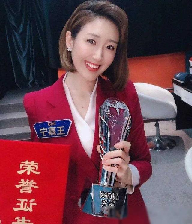 央视美女主持人王嘉宁：29岁嫁人，老公年轻帅气，爱情事业双丰