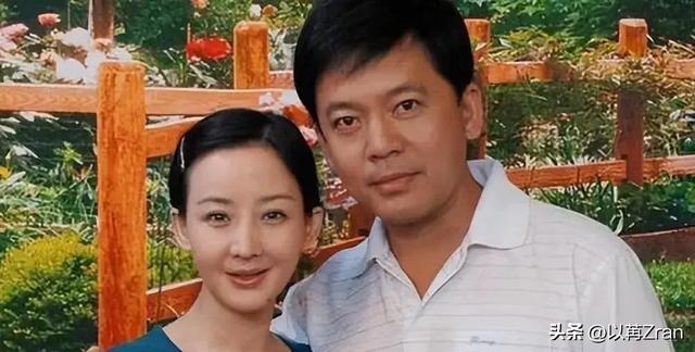 演员何政军：娶了初恋为妻，婚后生一女，如今咋样了？