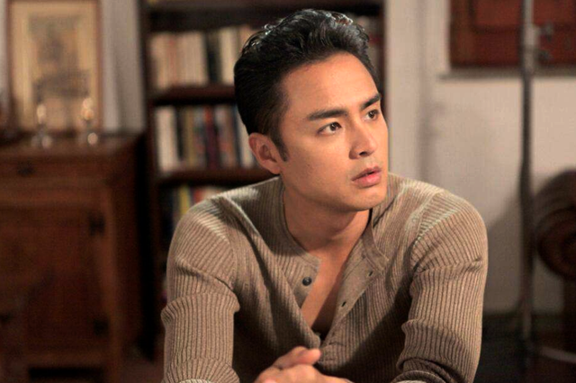 亲哥欠赌债，勒死妻儿自杀，明道内心崩溃背影佝偻，却遭网友谴责