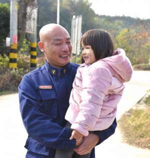 我想找(“喂，消防队吗？我想找个人”湘潭4岁女童落水被救，家长多方打听寻施救者)