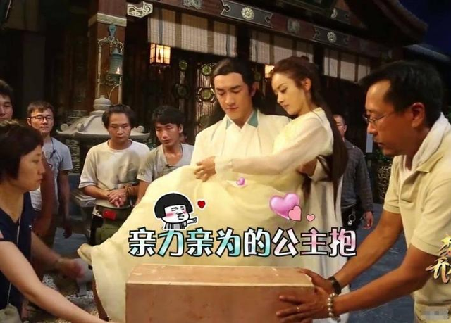 迪丽热巴的教科书式“公主抱”让人折服，也让不少男艺人为之汗颜