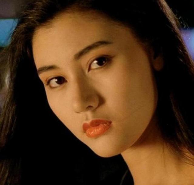 51岁港姐李嘉欣近照曝光，露出香肩气质太迷人，阔太生活很滋润