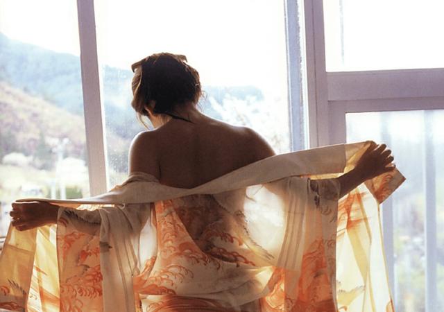 迪迦奥特曼的老婆:吉本多香美拍过的2部19禁电影