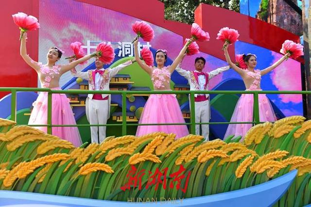 刚刚，湖南彩车通过天安门城楼！揭秘彩车背后的故事