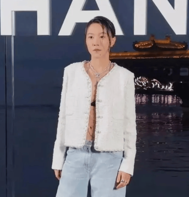 窦靖童洗掉“虾线”后判若两人！穿香奈儿外套，时尚气质不输王菲