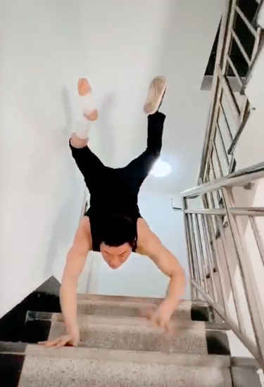 嘎子谢孟伟又惹争议,和妻子穿廉价礼服要二婚,曾豪掷千金办婚礼