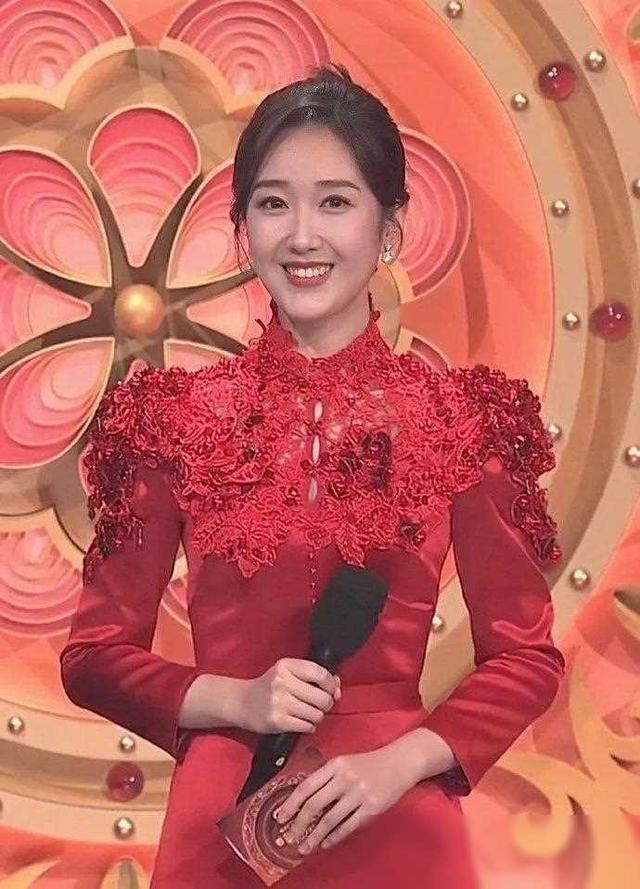 央视美女主持人王嘉宁：29岁嫁人，老公年轻帅气，爱情事业双丰