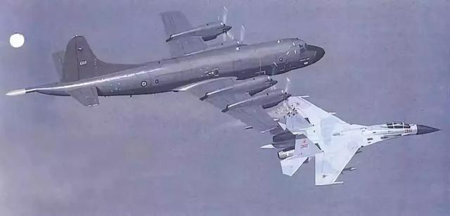 俄军图22坠毁是意外?在美军舰头上撒油玩杂技坠毁,这么爱刺激?