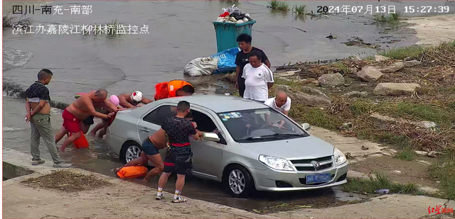 “洪水中多人推车”视频引关注,带头帮70岁老人推车的社区书记:这就是个小事情