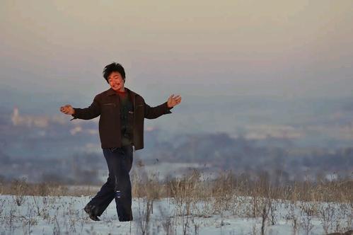 村里的两个“守村人”一个叫李英俊一个叫王潇洒，他们也曾被深爱