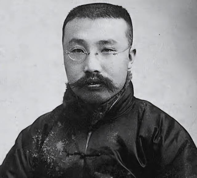 老头瘫痪在床，却被百名公安围捕：他竟是杀害李大钊的凶手之一