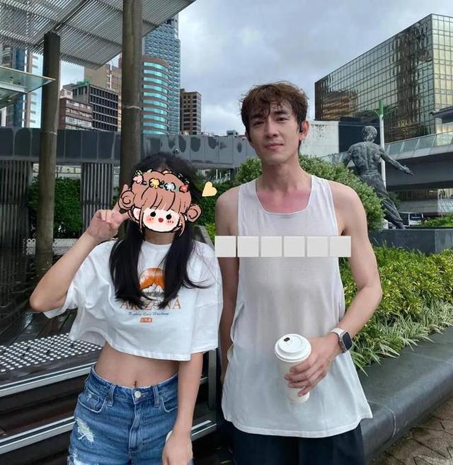 36岁林更新上戏报到被偶遇，拉推车领新书，大长腿超抢镜