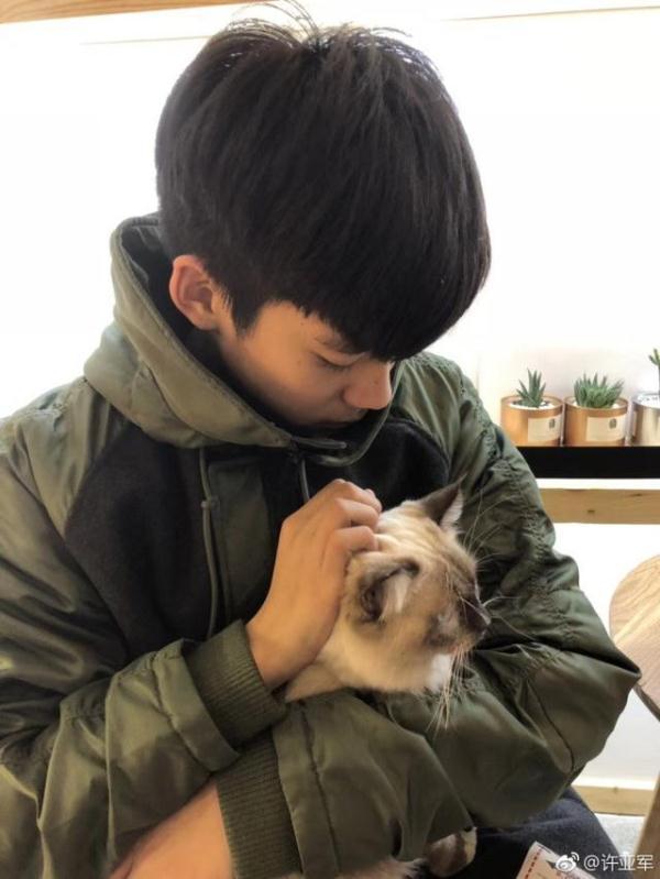 许亚军何晴18岁儿子近照变化太大，高颜值惊到网友