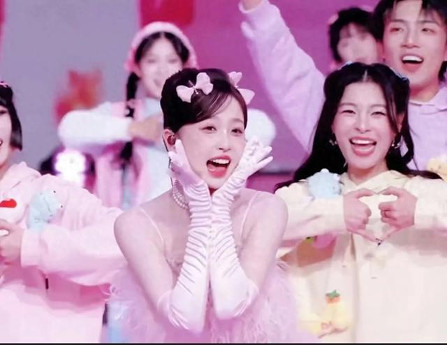 虞书欣复古甜心直拍爆红！《在干嘛呀》展现自信与活力