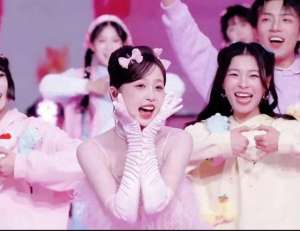 干啥呀(虞书欣复古甜心直拍爆红《在干嘛呀》展现自信与活力)