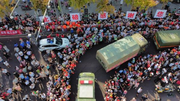 夹道欢送！“这大概是中国独有的场面了”