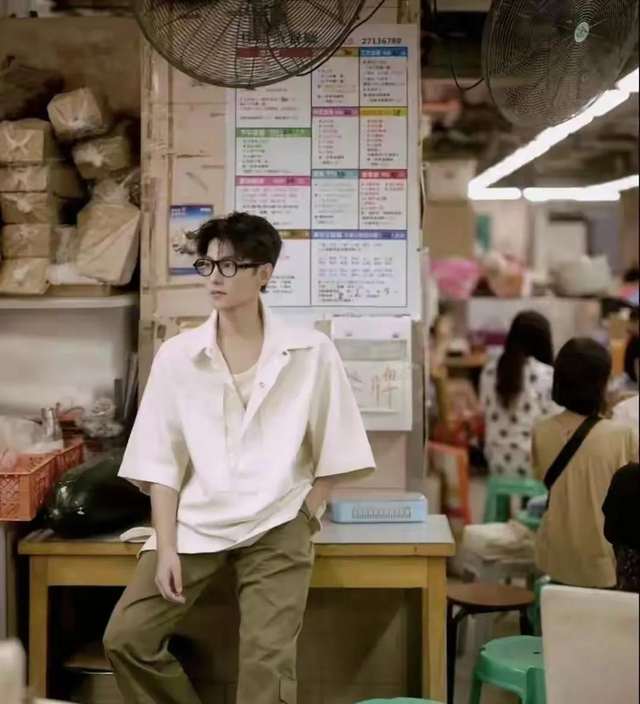 杨洋瘦身后帅气值暴增,退伍后的气质完全不一样,太迷人了