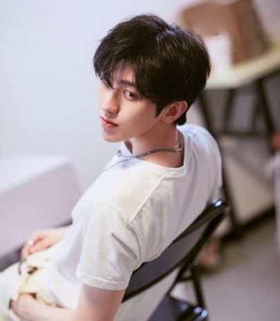 蔡徐坤颜值也崩了？下巴外翻角度显奇怪，线条诡异被指撞脸刘梓晨