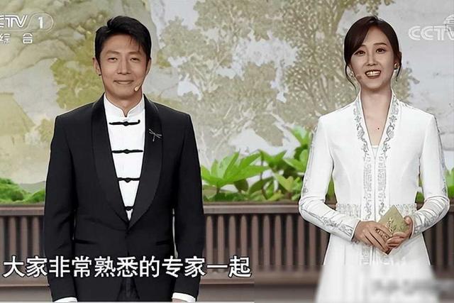 央视美女主持人王嘉宁：29岁嫁人，老公年轻帅气，爱情事业双丰