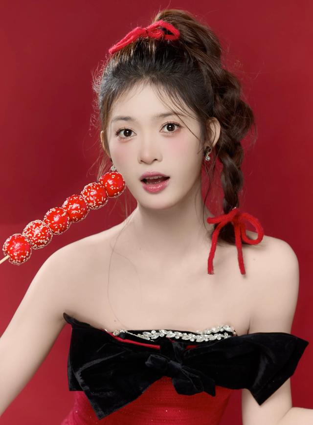 甜美红裙少女,手持糖葫芦,散发迷人气息