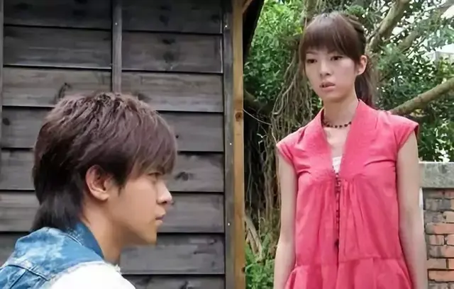 张震舒淇片场忘我激吻，停止后才发现，导演、摄像师已在旁边抽烟