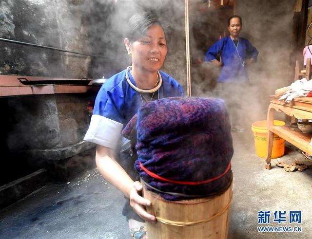 侗乡探秘：亮布侗衣让人迷