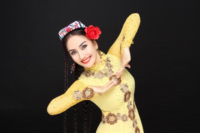 来深24年的美女魔术师：“我的春节和观众在舞台上见面”